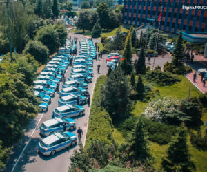 Śląska policja ma nowe radiowozy - hybrydowe Toyoty Corolle i szybkie Kie Stinger