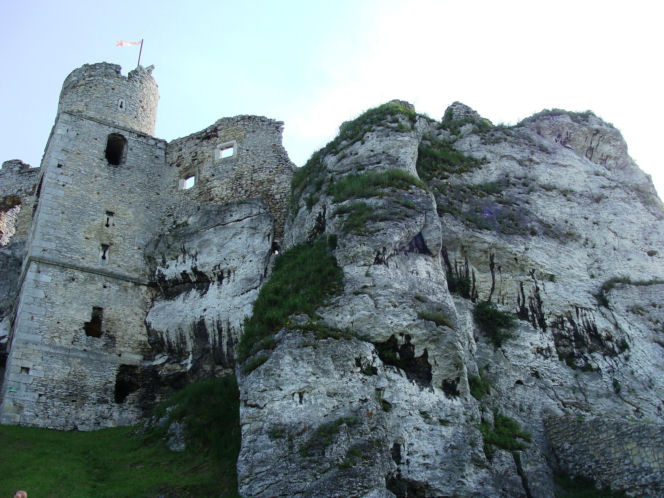 To najpiękniejszy zamek w województwie śląskim. Znajduje się w malowniczej wsi