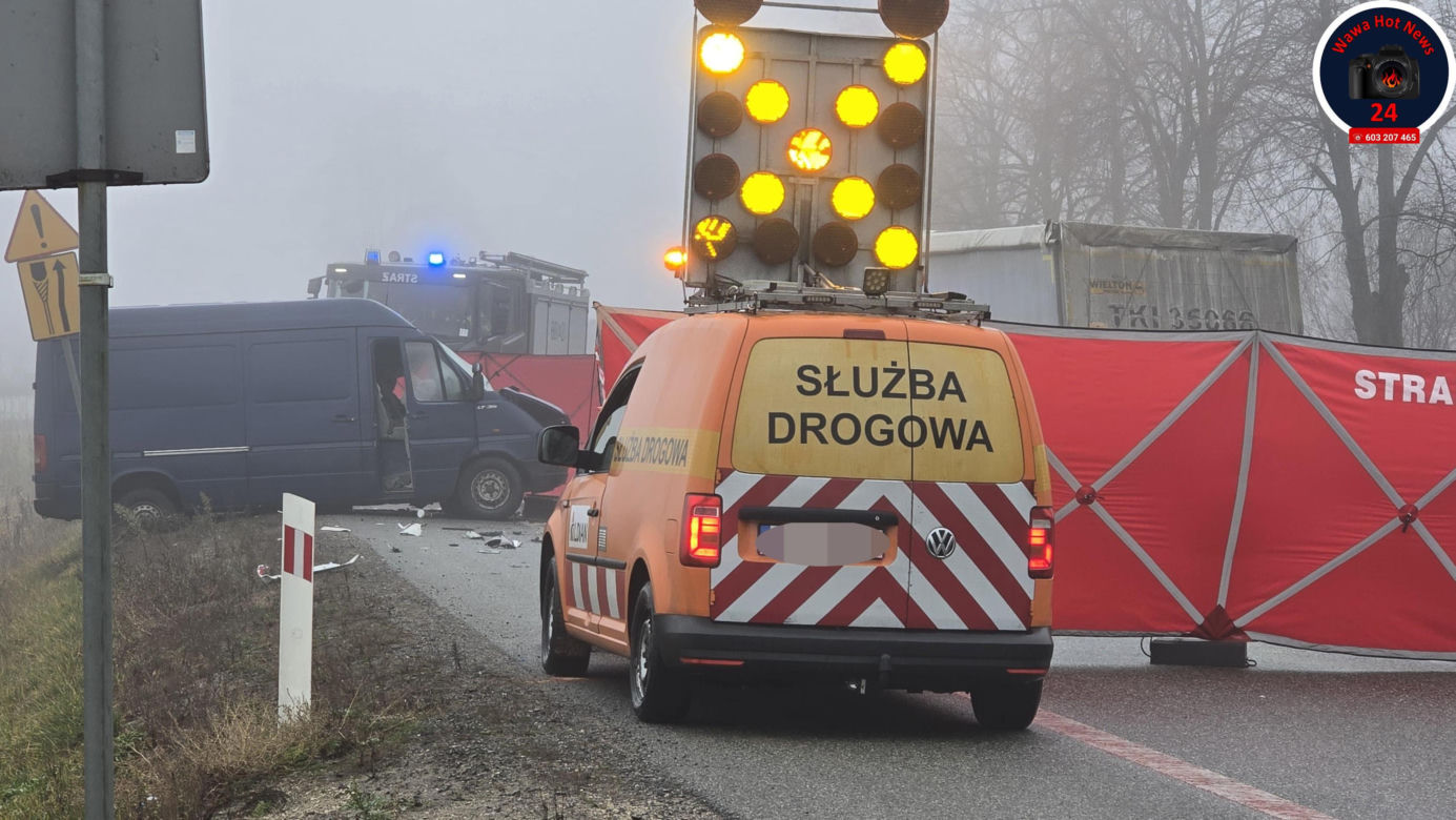Czołowe zderzenie busa z tirem na DK50! Są ranni, jedna osoba nie żyje