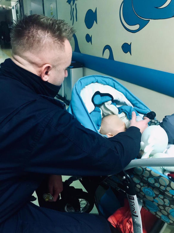 Dzidziuś podrzucony policjantom