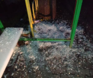 Skandaliczny akt wandalizmu w Rudzie Śląskiej. Wiata przystankowa została doszczętnie zniszczona [ZDJĘCIA]