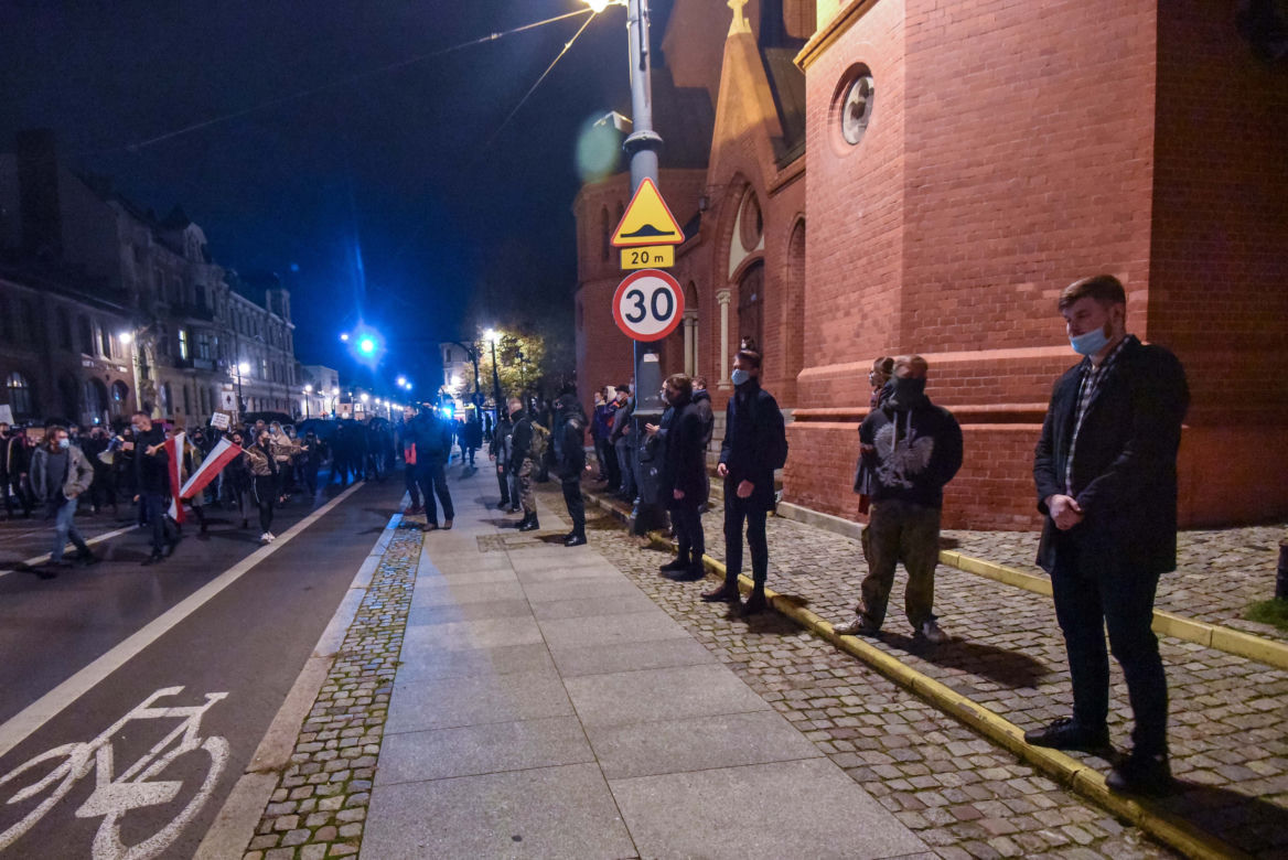 Strajk kobiet w Toruniu. Tańce, straż pod kościołem i wiele więcej - środa (28.10.2020)