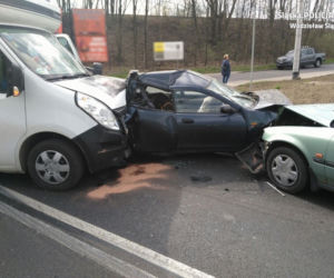 Jeden z samochodów został zmiażdżony przez dwa inne! Przerażający wypadek