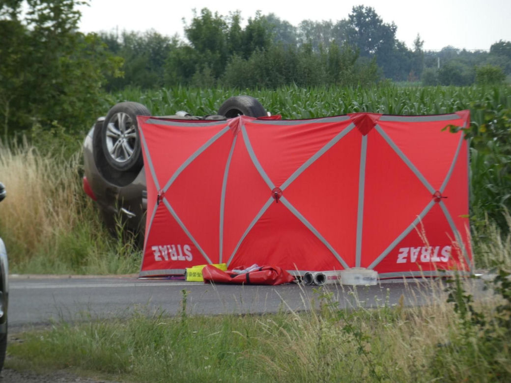 Tragedia na początku wakacji. Rozbite samochody i dachowanie. Kierowca nie miał szans