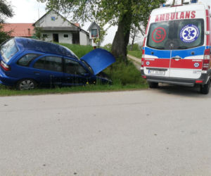 Nissan wylądował w rowie po zderzeniu z volkswagenem. Kolizja w Lubczy