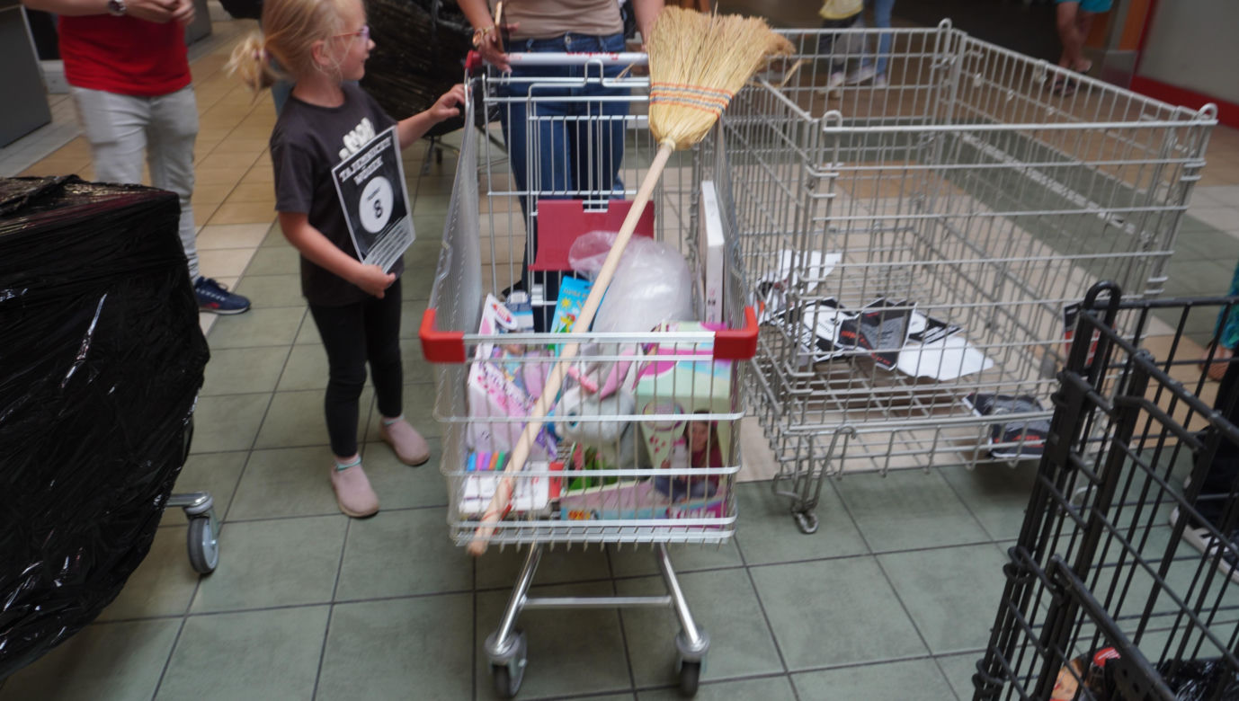 Tajemnicze wózki w Auchan w Olsztynie. Sprawdziliśmy, co było w środku. Zobacz zdjęcia!