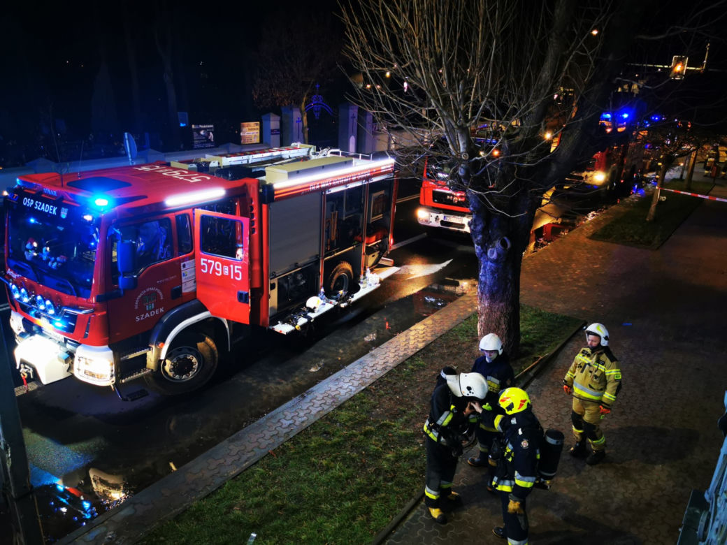 Makabryczny pożar w Zduńskiej Woli! Dwie osoby nie żyją, kolejnych pięć zabrały karetki [ZDJĘCIA].