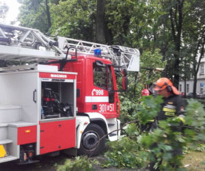 Nawałnica przeszła nad Krakowem: Zalane ulice, powalone drzewa, utrudnienia w komunikacji