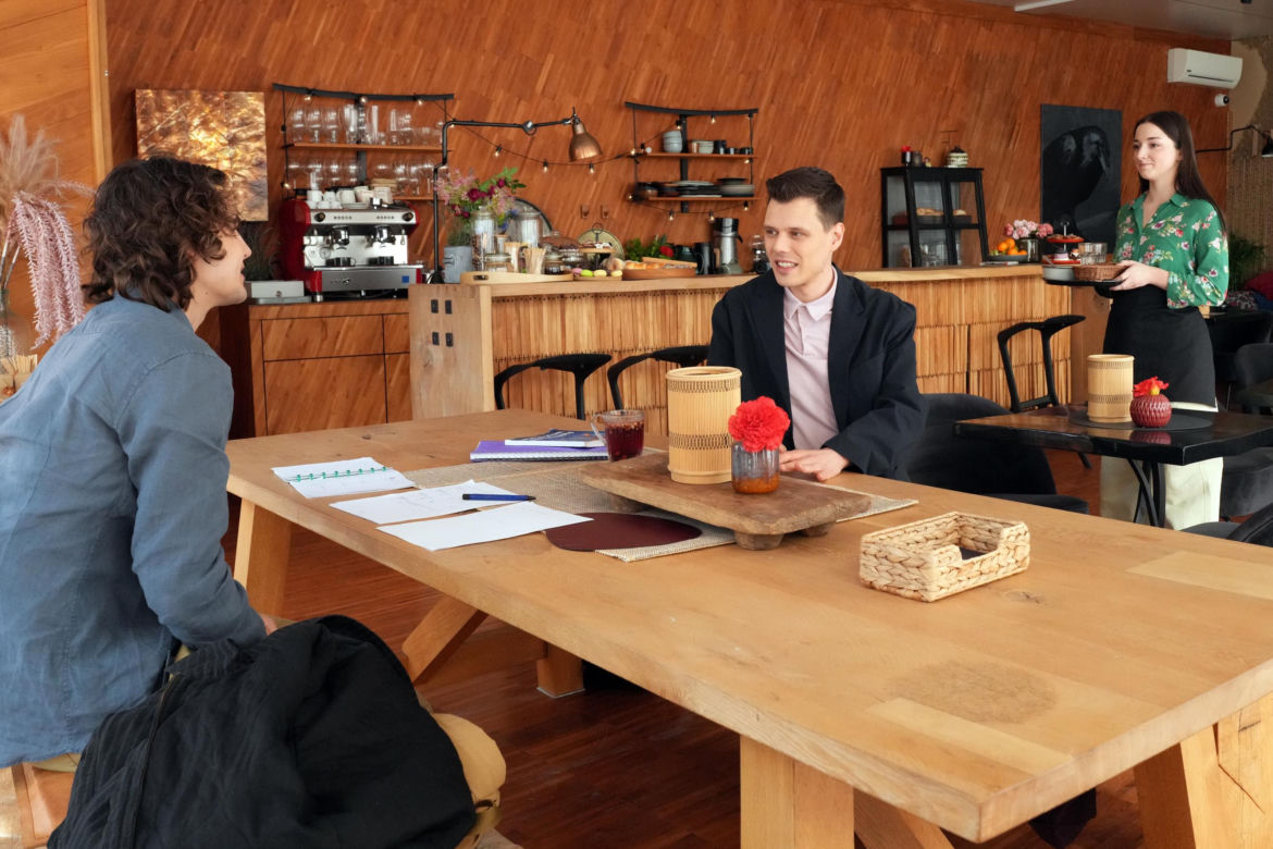 Barwy szczęścia, odcinek 3416: Kacper (Jakub Szlachetka), Luiza (Julia Zielińska), Romeo (Jacek Tyszkiewicz)