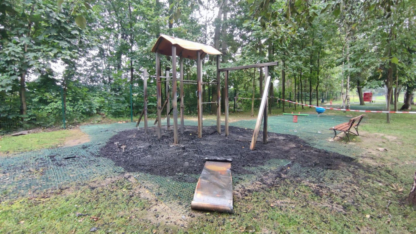 Jasienica. Spalony plac zabaw przy ul. Słoneczników