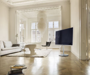 Kino domowe w salonie: duży telewizor czy projektor? Wady i zalety!