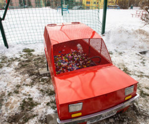Śląskie: Pojemnik na nakrętki w kształcie malucha robi furorę. Oto niezwykły fiat 126p [ZDJĘCIA]