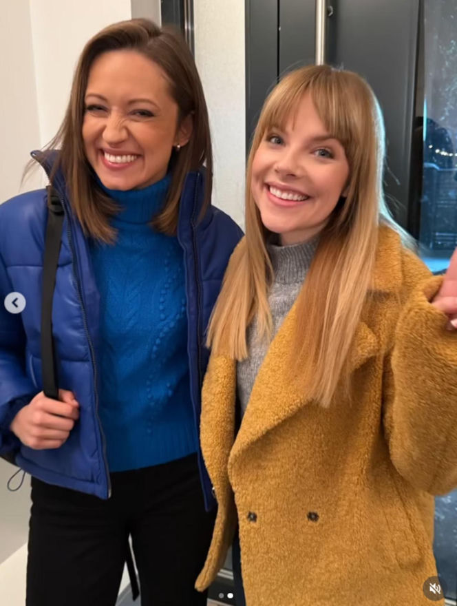 Na sygnale na planie. Sonia (Natalia Rewińska), Basia (Anna Wysocka-Jaworska)