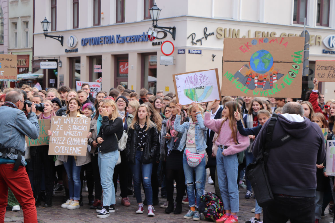 Młodzieżowy Strajk Klimatyczny w Toruniu. Protestowali przeciwko rządowi i korporacjom