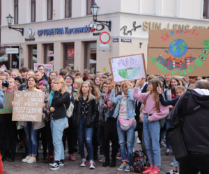 Młodzieżowy Strajk Klimatyczny w Toruniu. Protestowali przeciwko rządowi i korporacjom