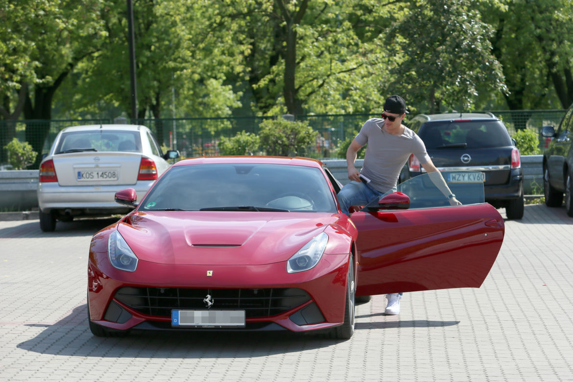 Lewandowski kontra Benzema: Piękne kobiety i szybkie fury