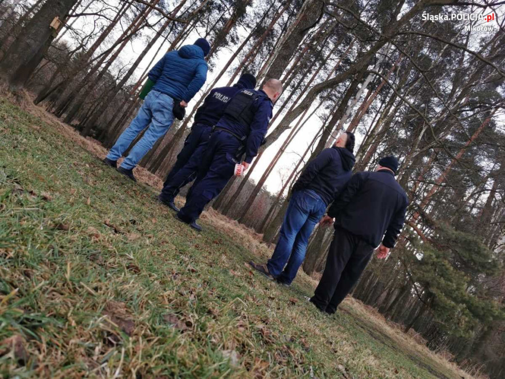 Gostyń. W lesie znaleziono niewybuchy. Ktoś je tam porzucił. Szuka go policja