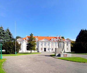 To jedno z najstarszych miast w woj. łódzkim. Było osadą słowiańską, a później siedzibą biskupów