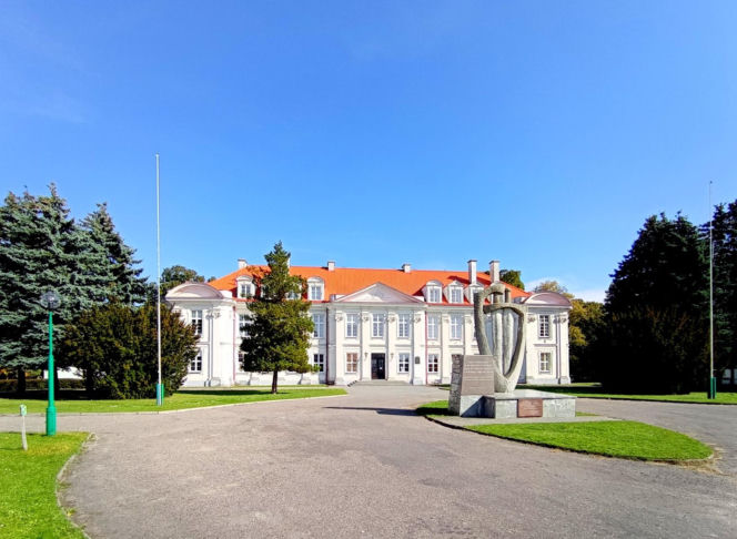 To jedno z najstarszych miast w woj. łódzkim. Było osadą słowiańską, a później siedzibą biskupów