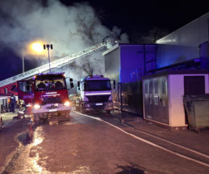 Pożar w Kąkolewie. Na miejscu wciąż pracują strażacy