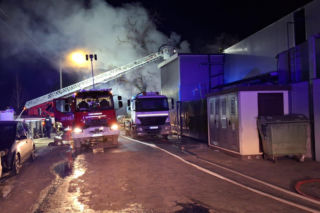 Pożar warsztatu w Kąkolewie koło Leszna. Na miejscu kilkanaście zastępów straży [ZDJĘCIA]