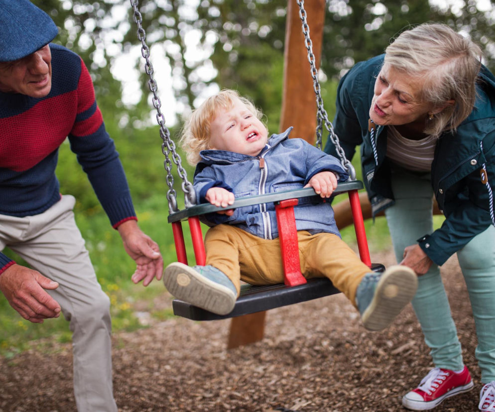 Głośny płacz na placu zabaw? Ten nawyk rodziców wyciszy złość malucha