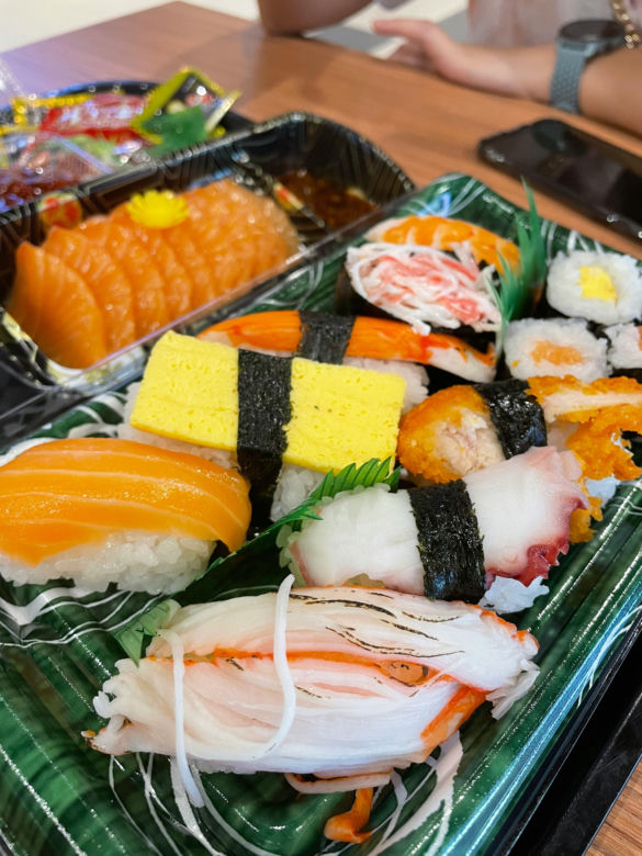 Różnorodny set sushi to świetny pomysł na lunch