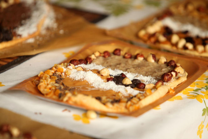 Mazurek kajmakowy z prażonymi orzechami - 75 zł