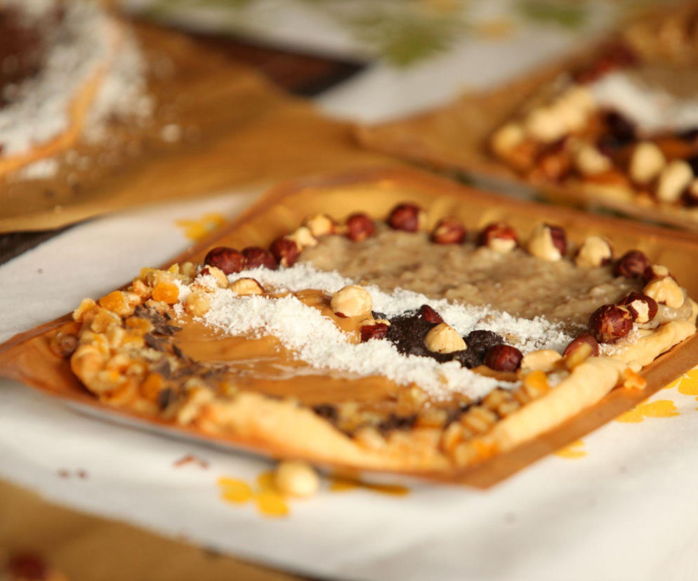 Mazurek kajmakowy z orzechami i czekoladą – bogaty, chrupiący hit Wielkanocy