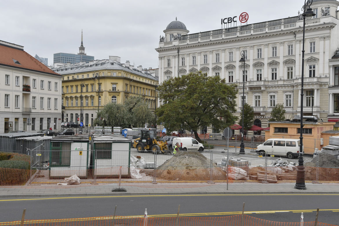 Zaasfaltują Plac Trzech Krzyży żeby go za kilka lat znów rozkopać 