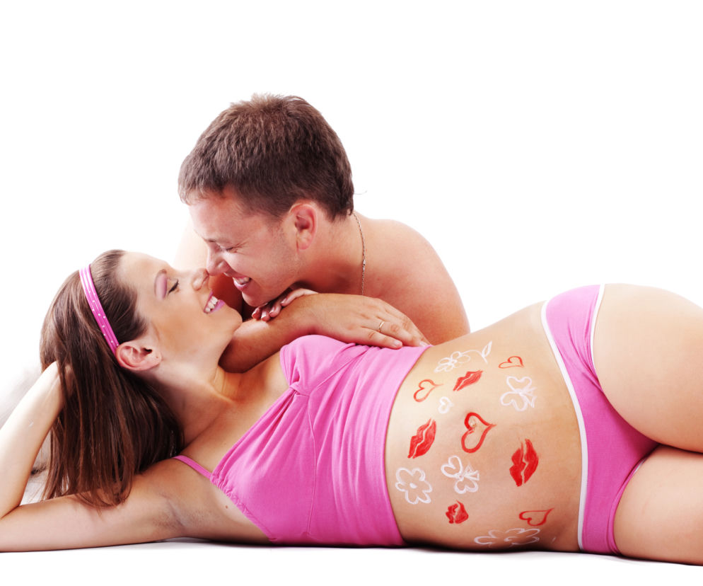 Mama w ciąży z body painting na brzuchu