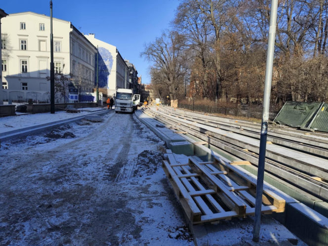 Koszmar w centrum Krakowa. Remont torowiska na Piłsudskiego potrwa do 2026 roku! Mieszkańcy tracą cierpliwość