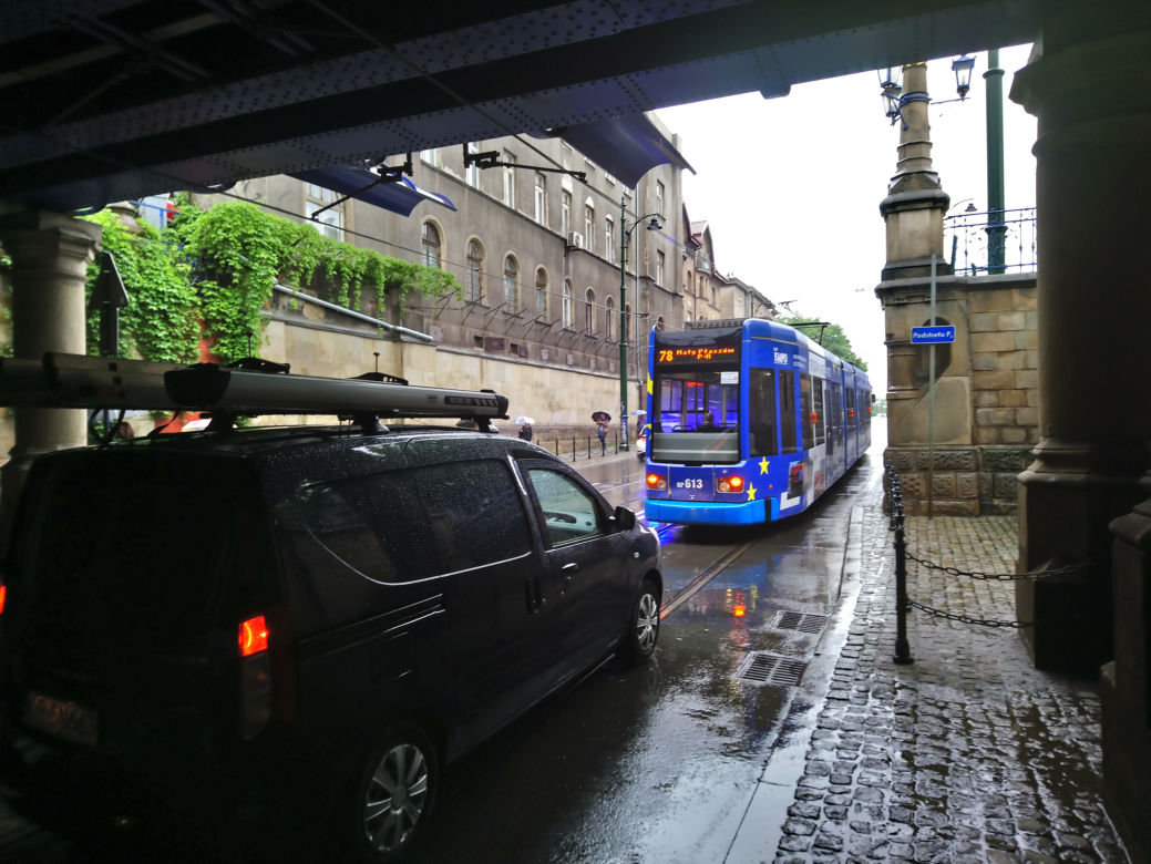 Kraków całkowicie sparaliżowany przez ulewy 23.05.2019: zalane drogi, brak prądu, nie kursują tramwaje