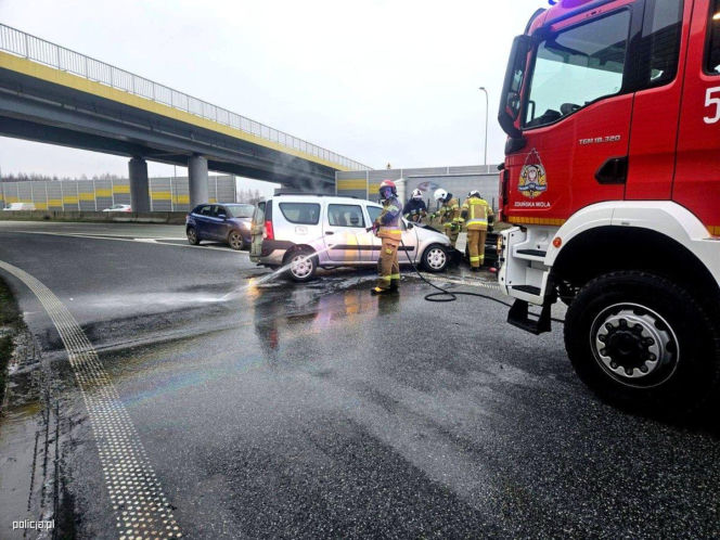 Wypadek i pożar auta na S8 w Łódzkiem