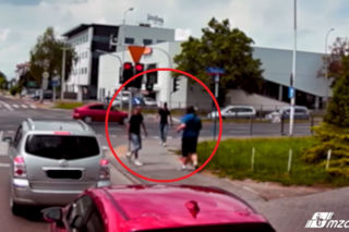 Warszawa. Bezbłędne zachowanie kierowcy autobusu. Uratował nastolatka przed pobiciem! [WIDEO]