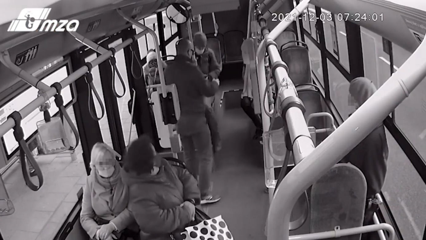 Uratował nastolatkę w autobusie! Bohaterski czyn kierowcy