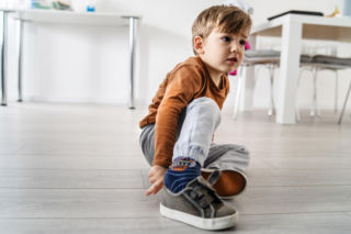 Ciągle wyręczasz dziecko? Eksperci ostrzegają przed skutkami, które widać po latach