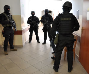 POLICJA BOI SIĘ PRZEWIEŹĆ GANGSTERA DO SĄDU.