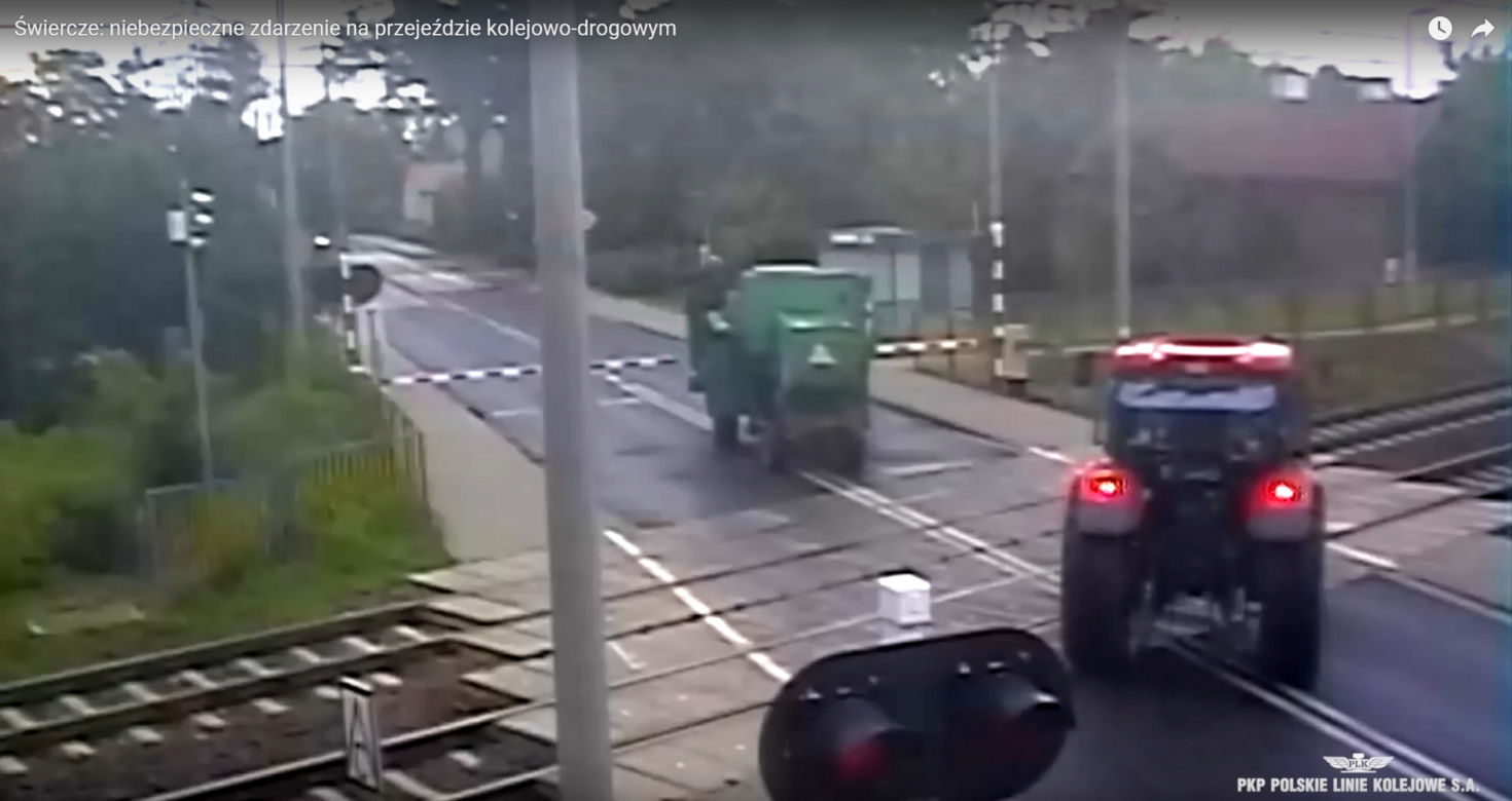 Groza na przejeździe kolejowym pod Pułtuskiem. Ciągnik wepchnął kombajn na tory! [ZDJĘCIA].