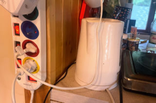 Jakie sprzęty pobierają prąd, nawet gdy ich nie włączasz? Na te AGD i RTV niepotrzebnie zużywasz energię!