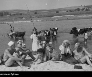 Jak dawniej wyglądało plażowanie? Te zdjęcia to prawdziwe perełki! [GALERIA]