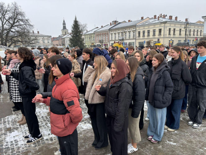 Polonez maturzystów na Rynku w Nowym Sączu