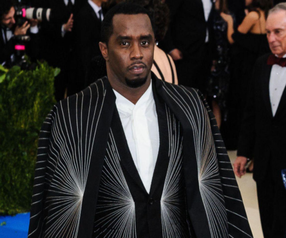 Raper Sean „Diddy” Combs w czarnym garniturze w białe paski. O pobiciu artysty w więzieniu przeczytasz na SE.