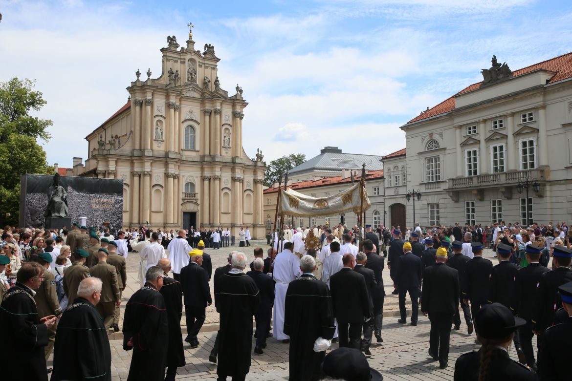Centralna procesja Bożego Ciała w Warszawie. Ołtarze nawiązywały do wojny