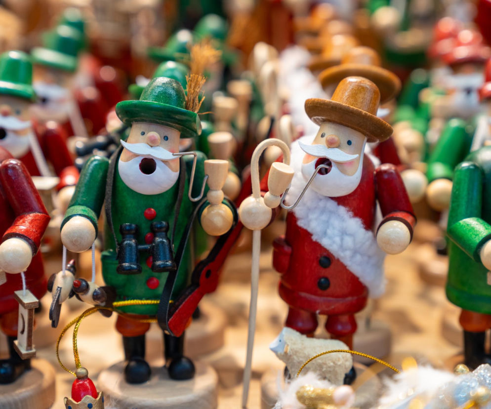 Niemcy rozpalają dymiące ludziki, Włosi dodają do szopki piekarza. Tradycje świąteczne