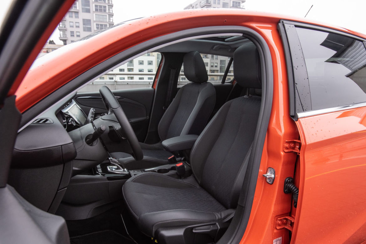 Peugeot 208 Allure vs Opel Corsa Elegance
