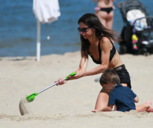 Marta Kaczyńska okopała się z synkiem na plaży