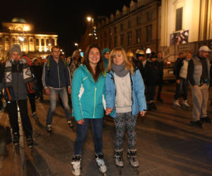 Nightskating. Warszawiacy przejechali stolicę na rolkach [Zdjęcia]