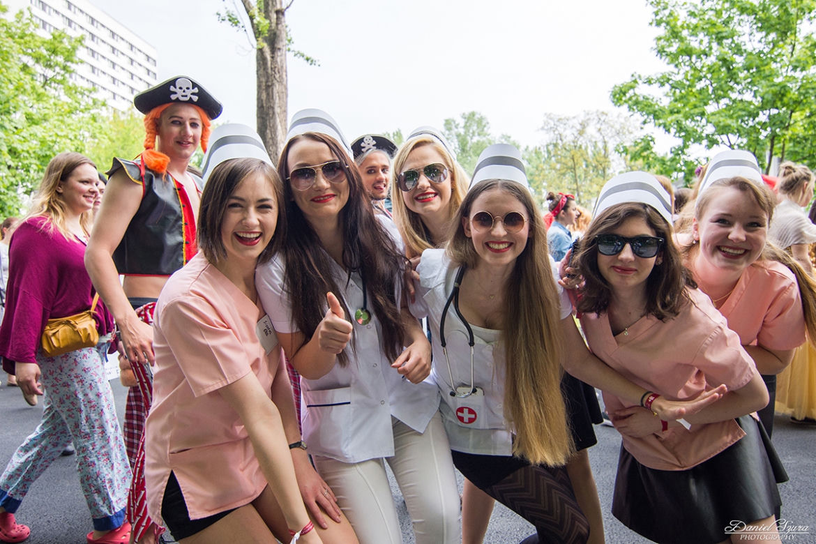 Korowód juwenaliowy na krakowski Rynek: Studenci świętują! [ZDJĘCIA]