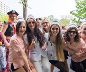 Korowód juwenaliowy na krakowski Rynek: Studenci świętują! [ZDJĘCIA]